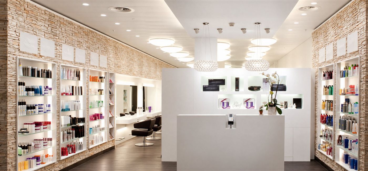 Empfang im Salon Maison Astor Coiffure im Glattzentrum Wallisellen mit Produktregalen und Bedienungsplätzen